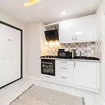 Modern And Central Flat Near Beach In Muratpasa