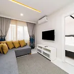 Modern And Central Flat Near Beach In Muratpasa