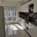 Spacious 3 Bedroom Apartment - Quick Drive To Beach, Airport & Center