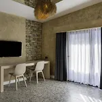 Lucky Monkey Midi Hotel