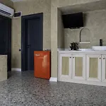 Lucky Monkey Midi Hotel