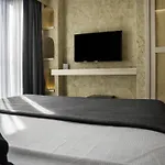 Lucky Monkey Midi Hotel
