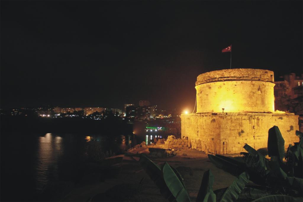 Hadrian Gate 3*