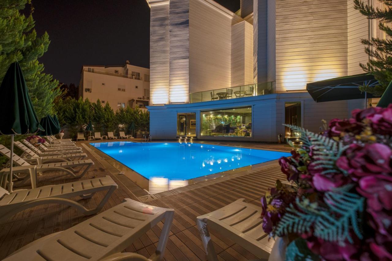 S White Otel