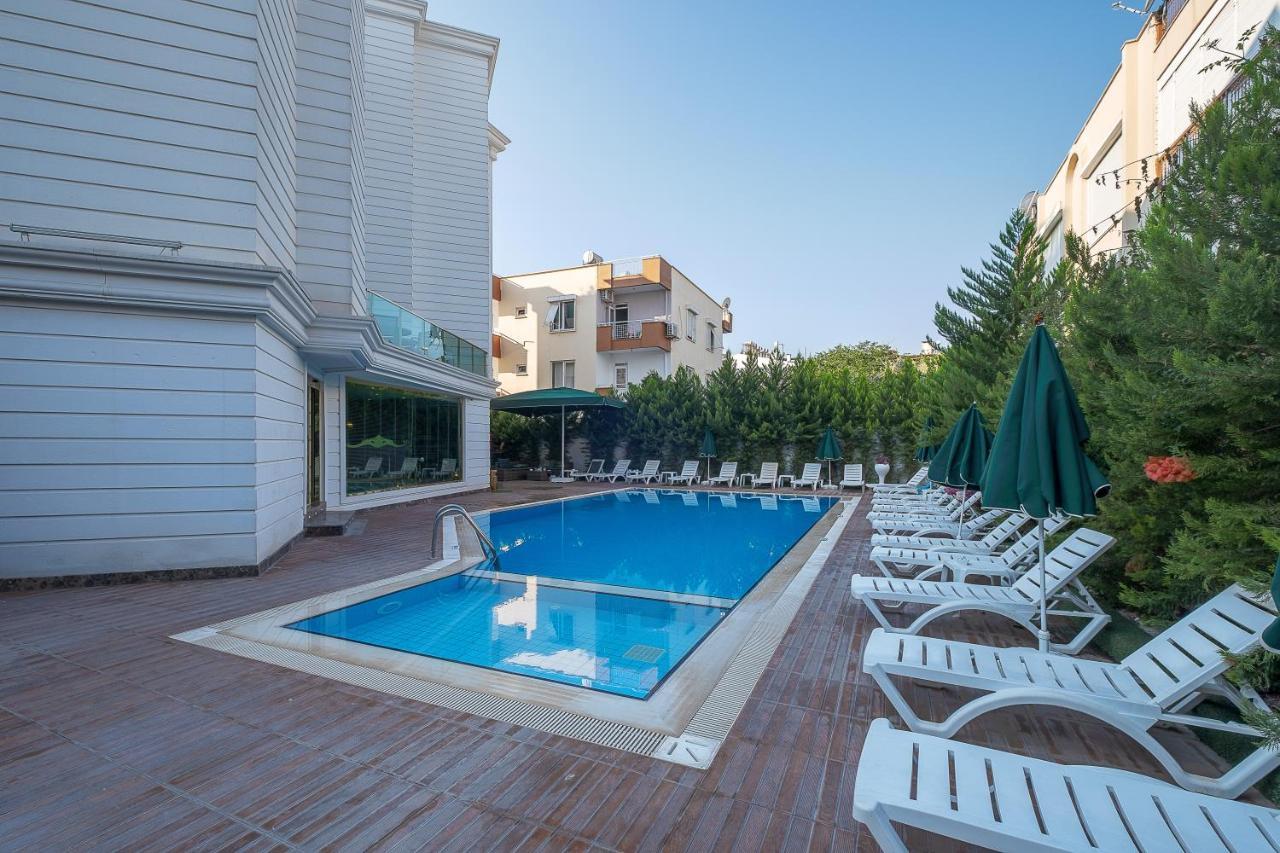 S White Otel