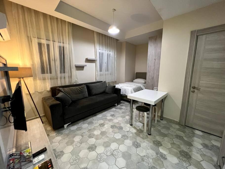 Daire Basement Floor, Erasta Mall Karsisi, 1+0 Stuedyo '23'