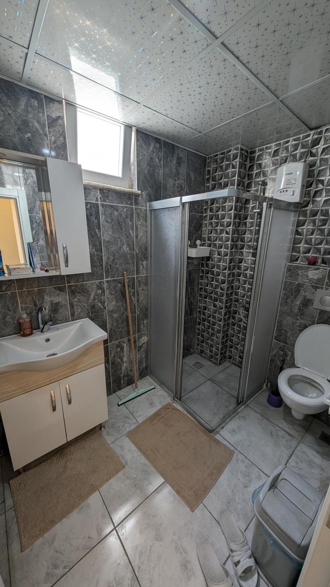 Spacious 3 Bedroom - Quick Drive To Beach, Airport & Center Apartment