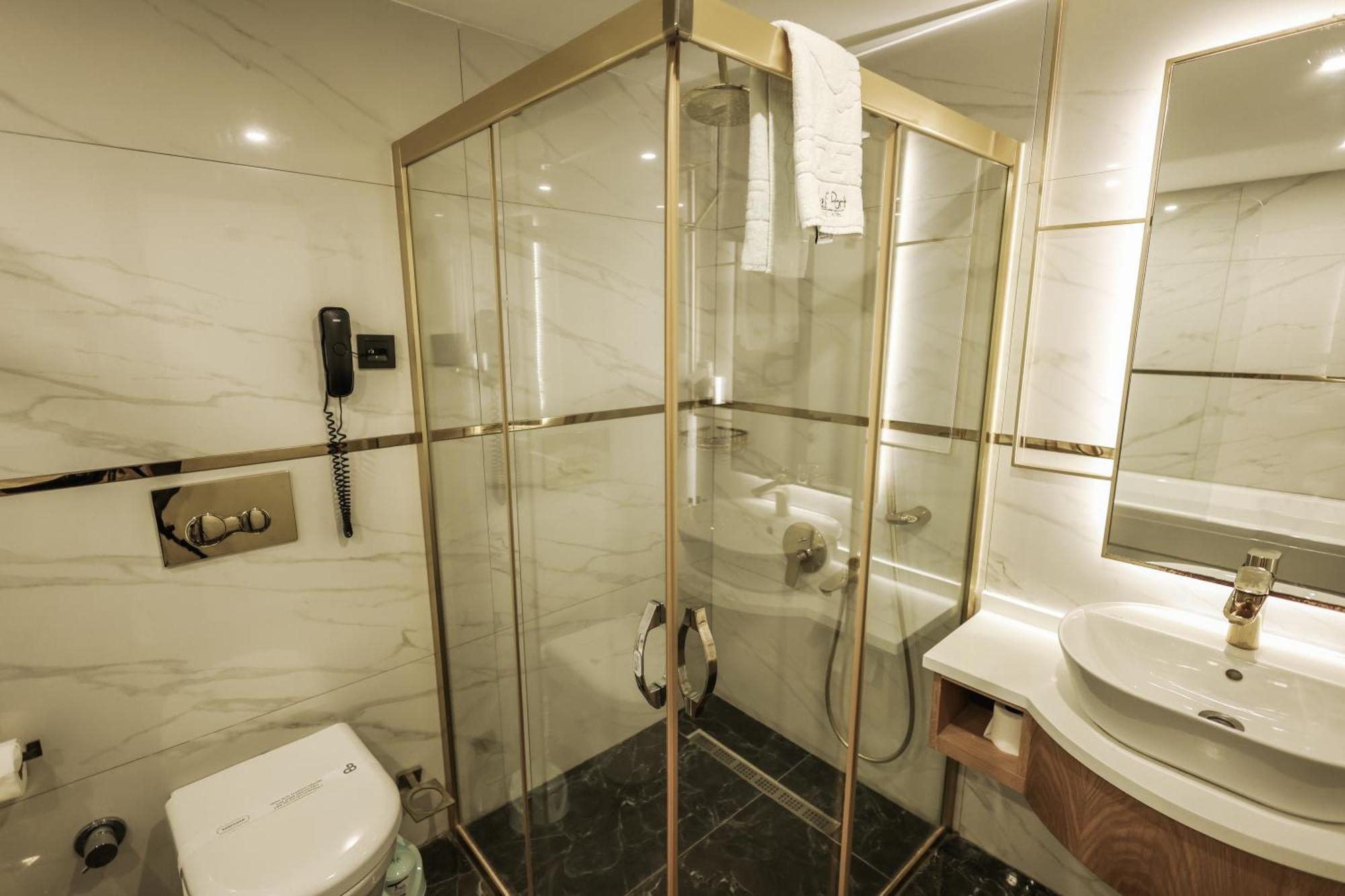 Leaf Port Hotel 4*