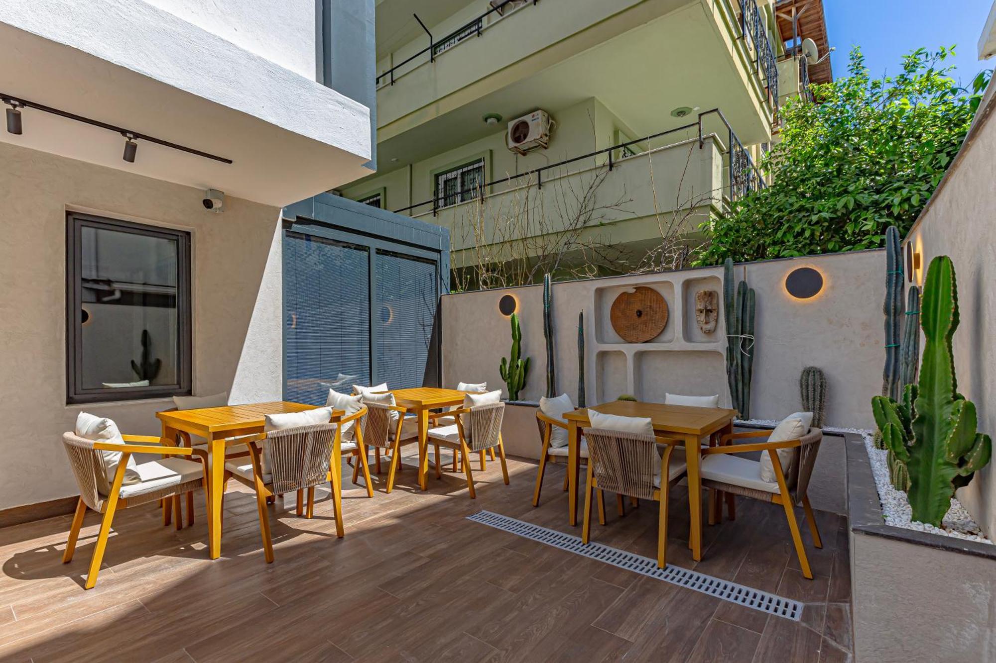 Dulcet Hotel *