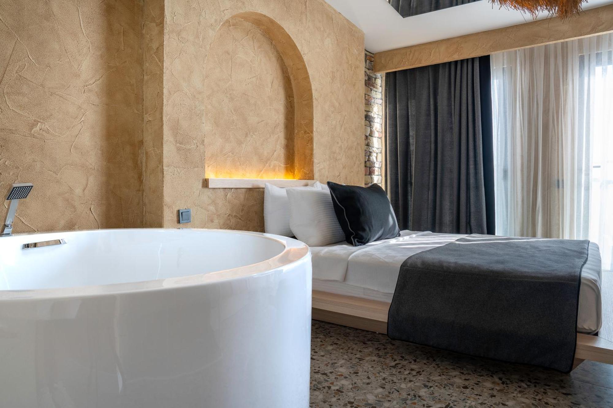 Lucky Monkey Midi Hotel *