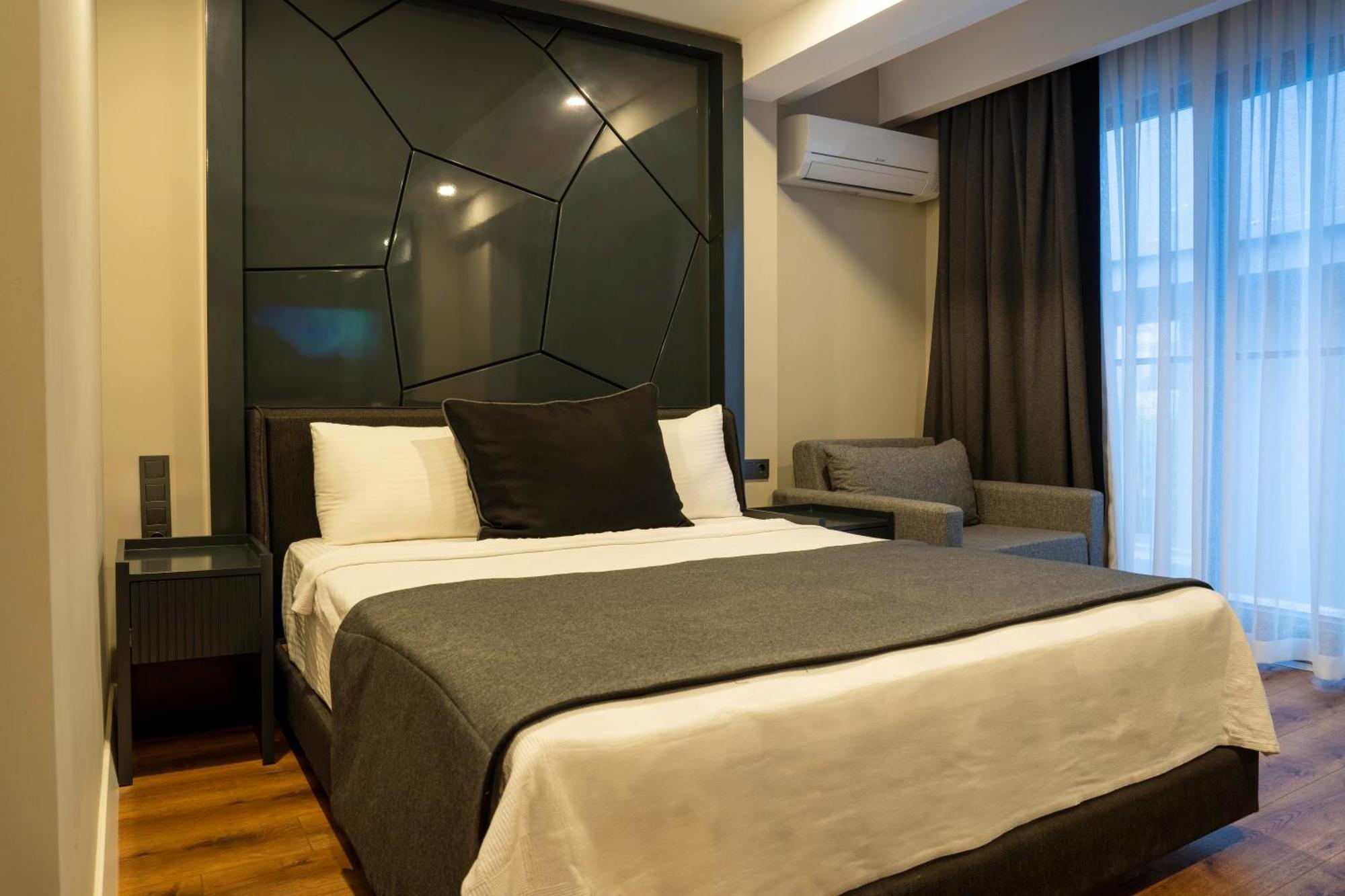 Lucky Monkey Midi Hotel *