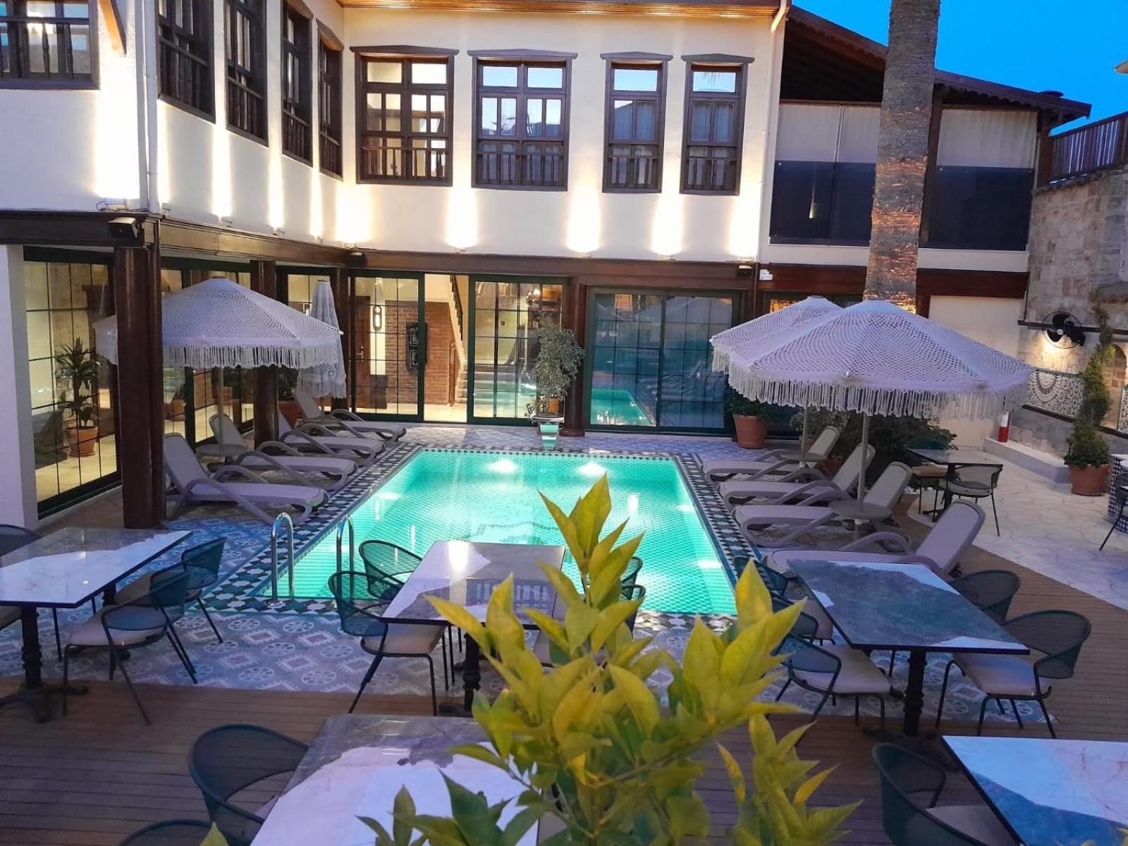 Belmondo Hare Old Town Hotel *
