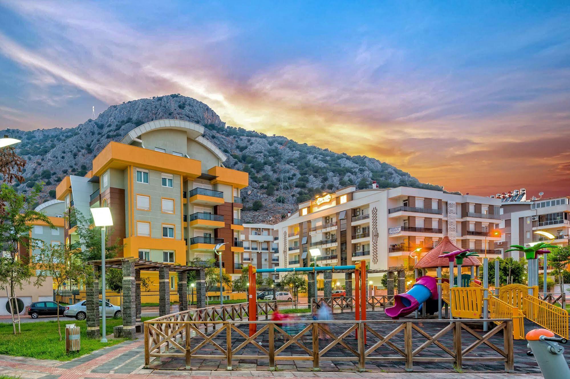 Flamingo Aparthotel 3*